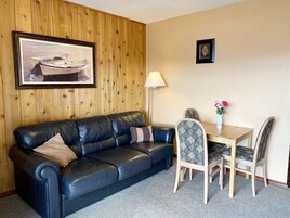 32-inch LCD TV with cable channels, TV