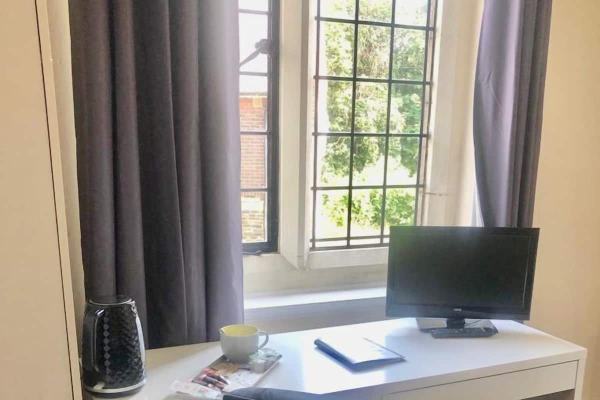 Comfort Single Room, 1 Twin Bed | Desk, laptop workspace, blackout drapes, free WiFi