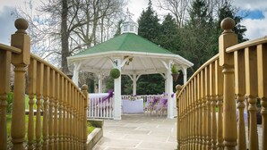 A gazebo with a green roof and white walls, surrounded by a wooden fence. - Steeton Hall Hotel (Keighley)
