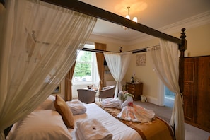 Superior King Double Room | Individually decorated, individually furnished, desk, iron/ironing board
