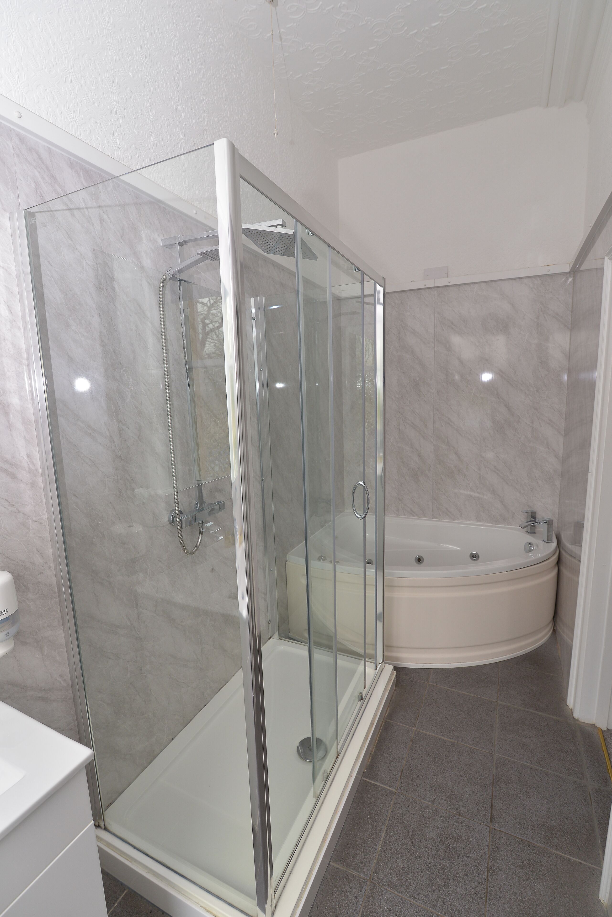 Habitación Deluxe doble | Baño | Artículos de higiene personal gratuitos, secador de pelo y toallas