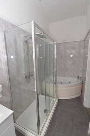 Standard King Room | Bathroom | Free toiletries, hair dryer, towels, soap - Steeton Hall Hotel (Keighley)