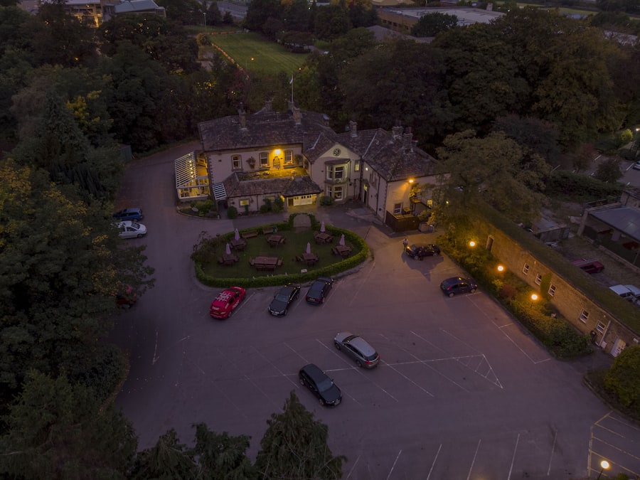 Mặt tiền nơi lưu trú - ban đêm