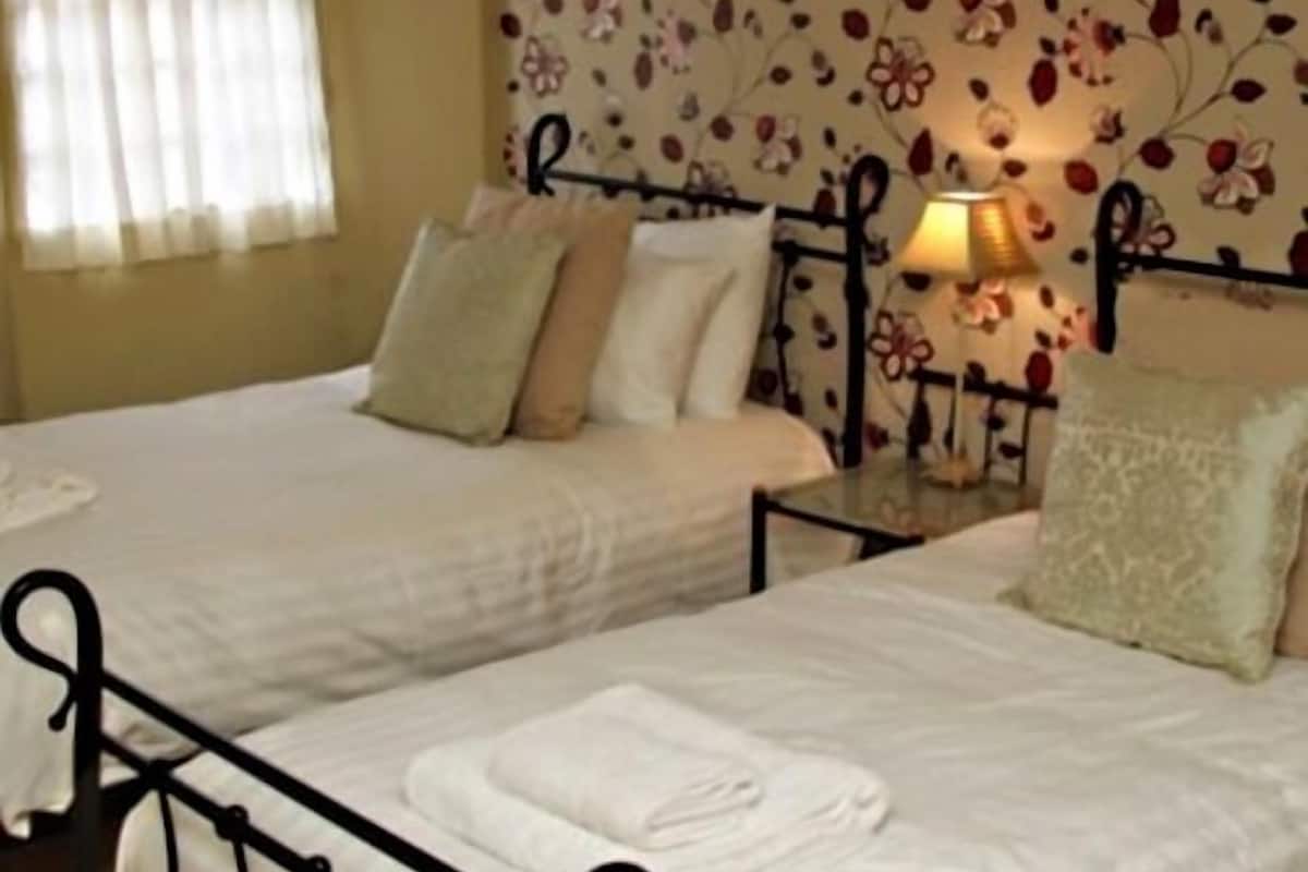 Twin Room, Ensuite ((shower))