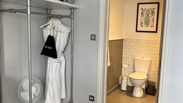 Habitación doble (Room 5) | Baño | Amenidades de baño gratuitas, secadora de cabello, batas, pantuflas