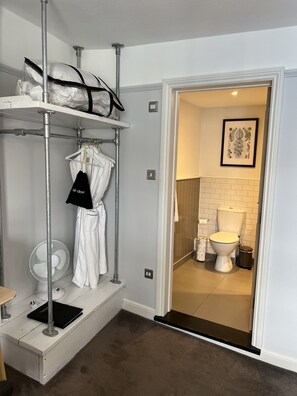 Doppelzimmer (Room 5) | Badezimmer | Kostenlose Toilettenartikel, Haartrockner, Bademäntel, Hausschuhe