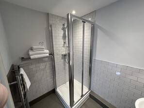 Double Room (Room 2) | Bathroom | Free toiletries, hair dryer, bathrobes, slippers - The White Horse (Maldon)