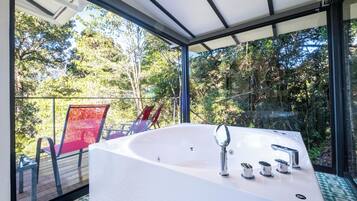 Quetzal Bungalow | Jetted bathtub