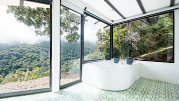 2-person Superior Bungalow Valley | 浴室 | 环保洗浴用品、吹风机、毛巾、肥皂