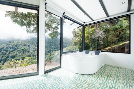 2-person Superior Bungalow Valley | Bathroom. Dantica Cloud Forest Lodge
