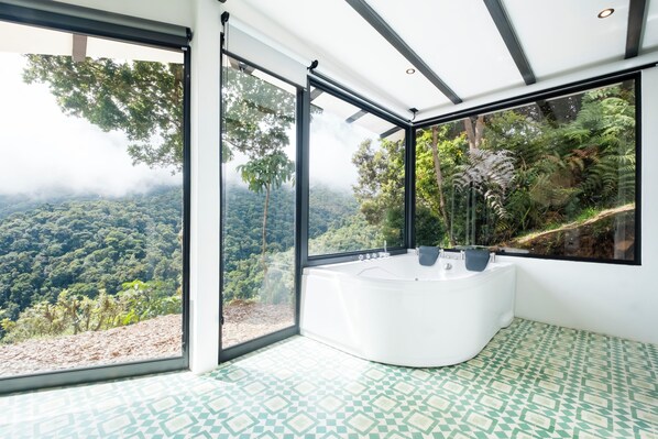 2-person Superior Bungalow Valley | Baño | Amenidades de baño ecológicas, secadora de cabello, toallas, jabón 