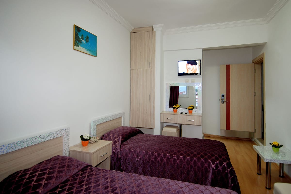 Tabla de planchar con plancha, wifi gratis y ropa de cama