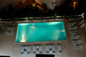 Outdoor pool, free pool cabanas, pool umbrellas - Lara Diamond Hotel (Antalya)