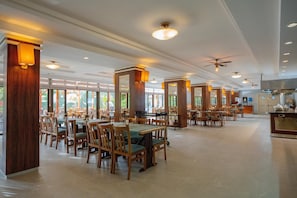 Serveert ontbijt, lunch, diner, buitendiner