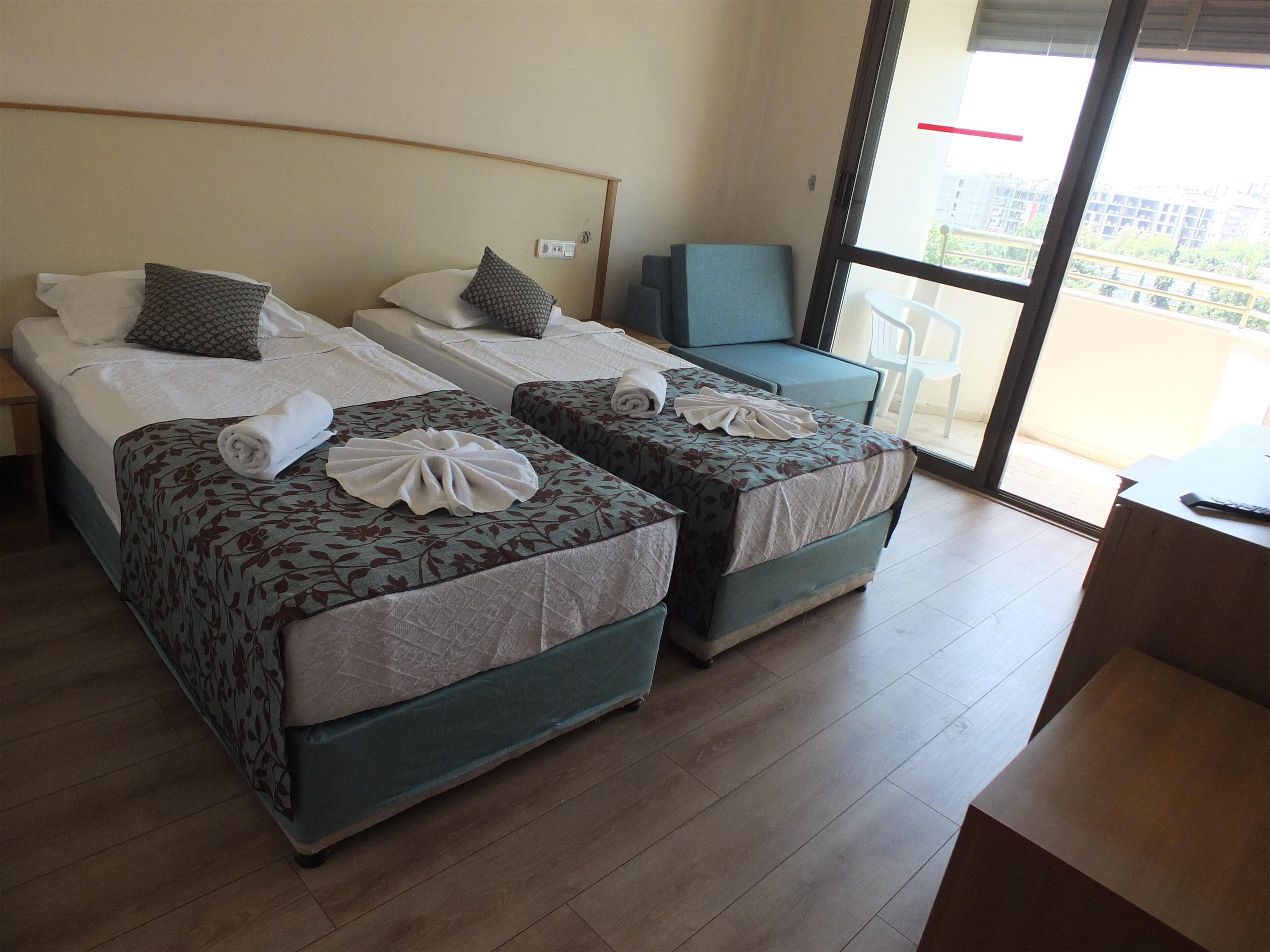 Economy tvåbäddsrum | Minibar, värdeförvaringsskåp på rummet och sängkläder