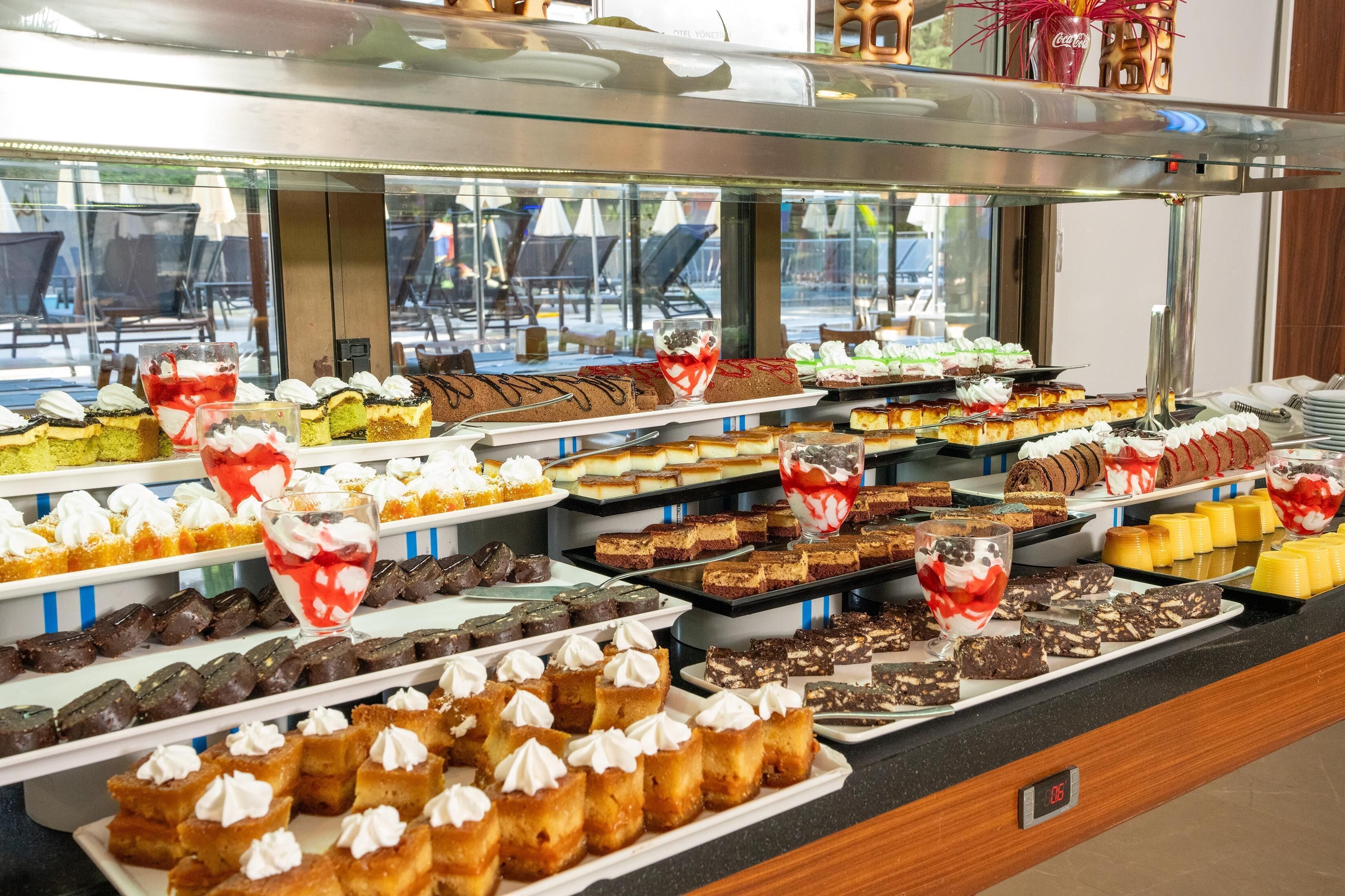 朝食、ランチ、ディナーに営業 (屋外席)