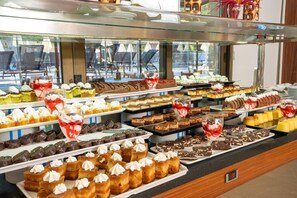 Petit déjeuner et déjeuner servis sur place, restauration en plein air