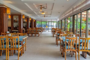 Breakfast, lunch, dinner served; alfresco dining