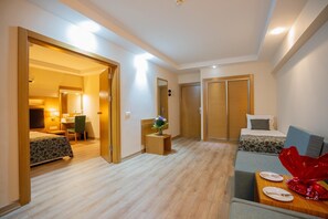 Een hotelkamer met een bed, een bureau, een stoel en een kleine tafel met een rode decoratie.