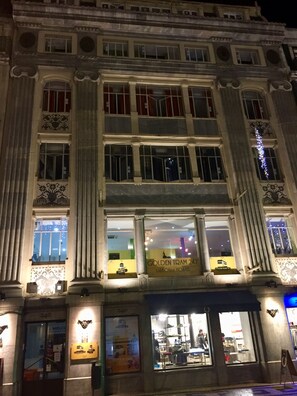 Voorkant accommodatie - avond/nacht