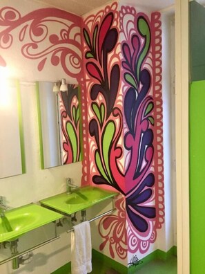 공용 도미토리, 여성 전용 (1 bed in 8 beds room) | 욕실 | 샤워 시설, 레인폴 샤워기, 헤어드라이어, 타월