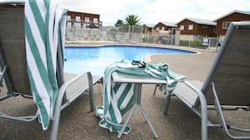 Piscine extérieure, chaises longues