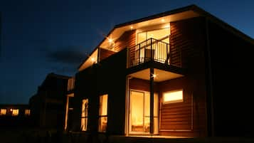 Bagian depan properti - sore/malam