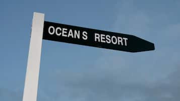 Un panneau de signalisation indiquant l'emplacement d'Ocean's Resort.