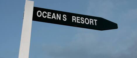 A street sign for Ocean's Resort.