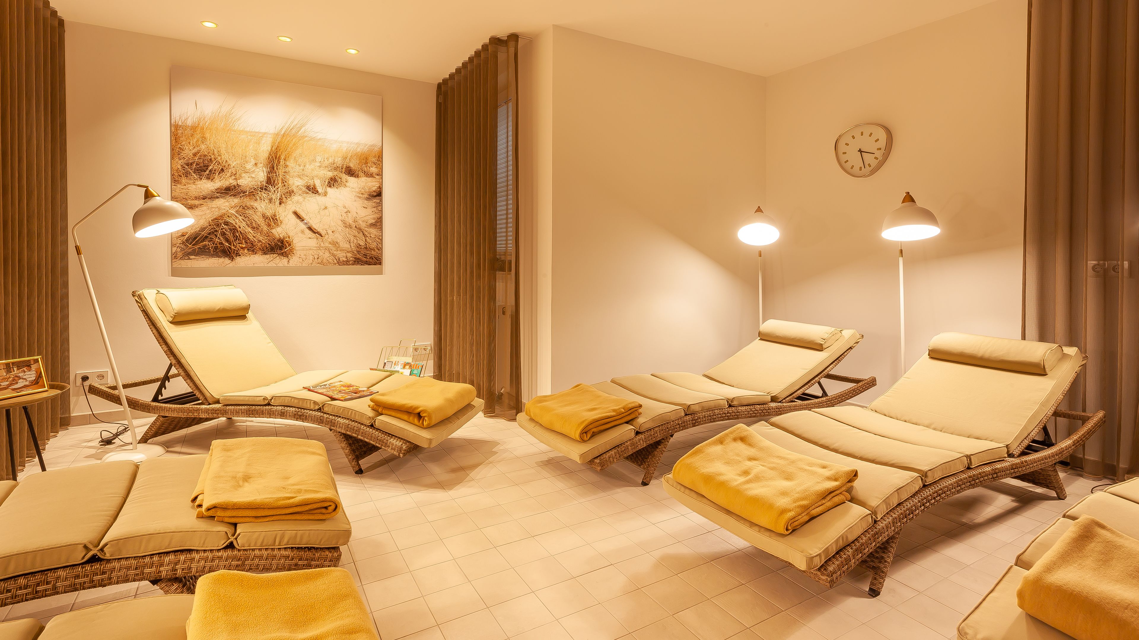 Salas de tratamiento para parejas, sauna y tina de hidromasaje 