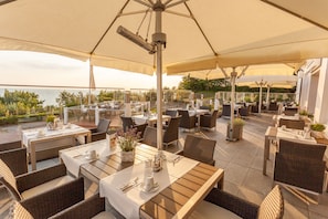 Breakfast, lunch, dinner served; Regional cuisine, ocean views