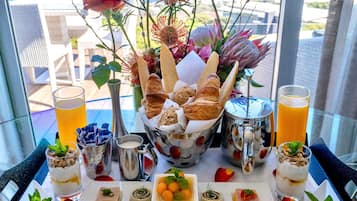 The Penthouse Suite, 1 King Bed Panoramic Ocean View | Breakfast meal