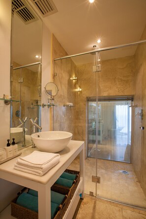 Suite 9, The Sunset Suite, 1 King Bed, 1 Single Sofabed, Panoramic Ocean View | Bathroom | Designer toiletries, hair dryer, bathrobes, slippers - Atlanticview Cape Town Boutique Hotel (Cape Town)