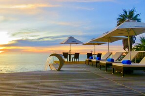 2 piscines extérieures, chaises longues