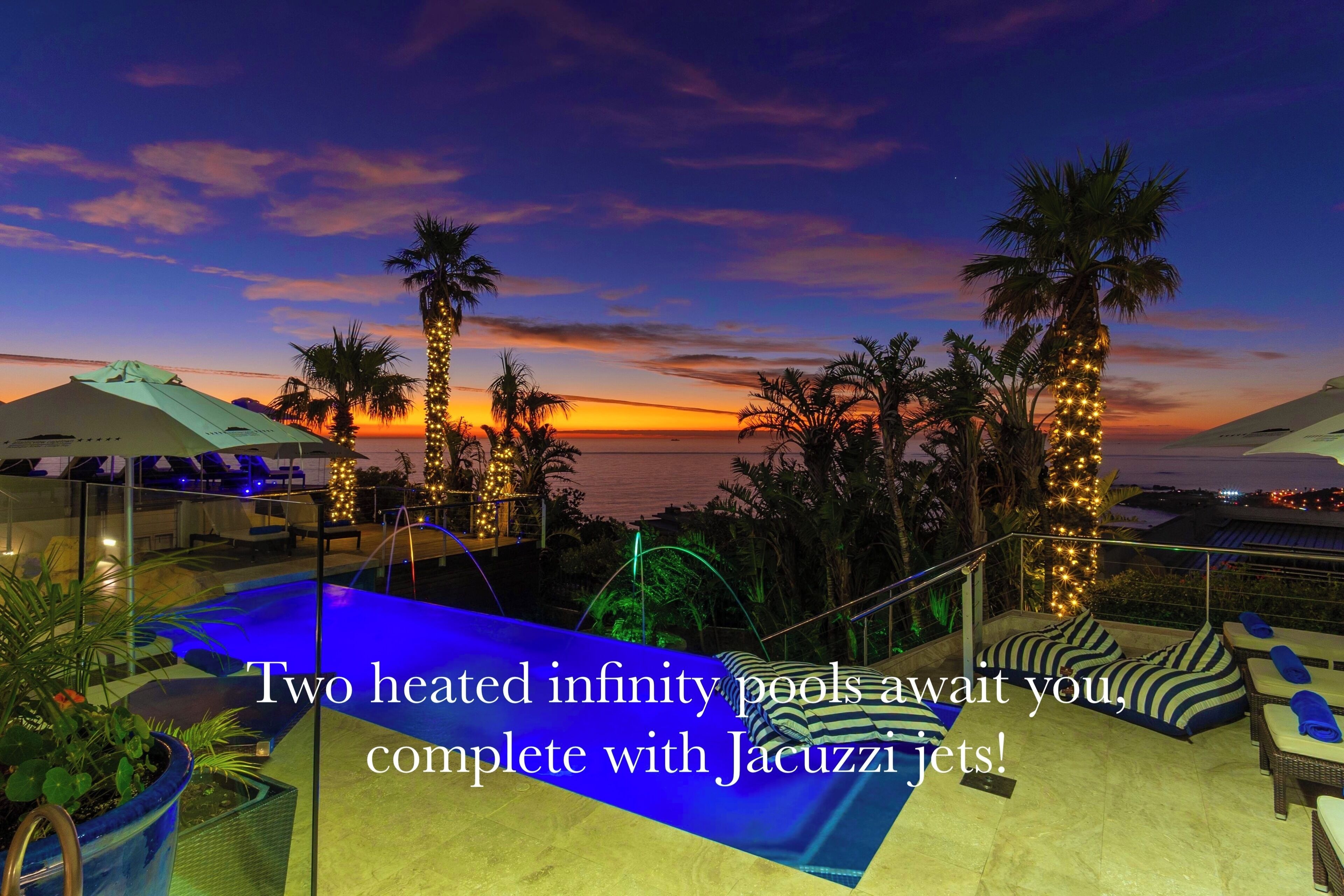 2 utomhuspooler och solstolar