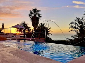 2 piscines extérieures, chaises longues