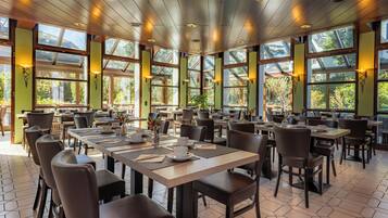 Daily buffet breakfast for a fee