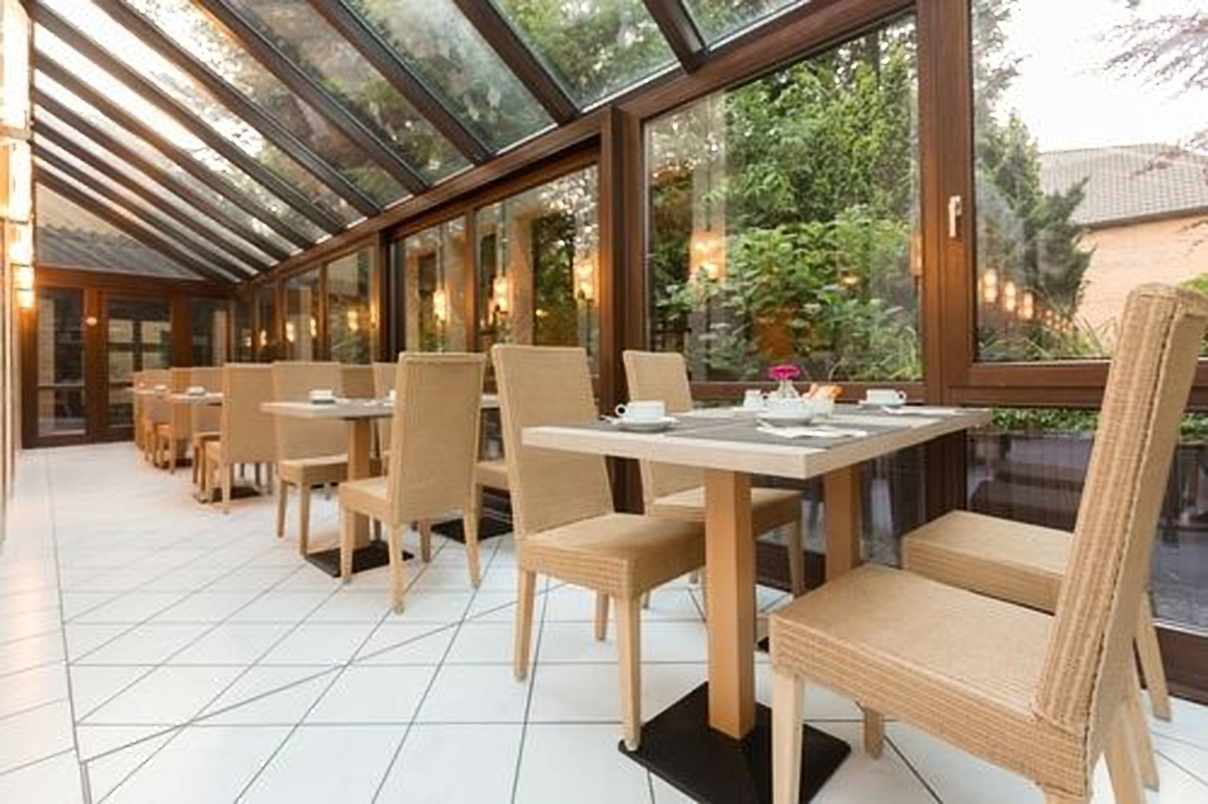 Tägliches Frühstücksbuffet (18 EUR pro Person)