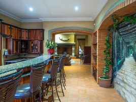 2 bars/lounges