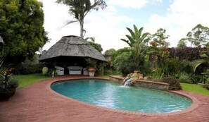 Outdoor pool - Sunbird Guest House (Harare)