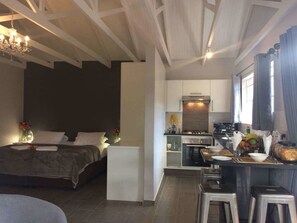 Egyptian cotton sheets, in-room safe, soundproofing, rollaway beds - Sunbird Guest House (Harare)