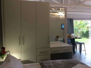 Egyptian cotton sheets, in-room safe, soundproofing, rollaway beds - Sunbird Guest House (Harare)