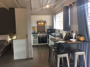 Egyptian cotton sheets, in-room safe, soundproofing, rollaway beds - Sunbird Guest House (Harare)