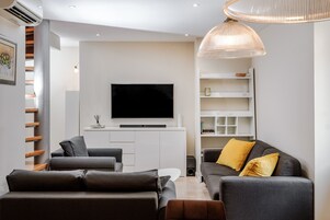 Appartement Deluxe | Coin séjour | Télévision LCD de 125 cm avec chaînes par câble, télévision