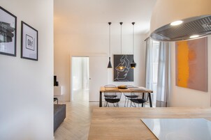 Leilighet – comfort | Oppholdsområde | En 125-centimeters LCD-TV med kabel-kanaler samt TV