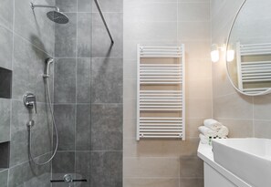 Comfort Apartment | Bathroom | Shower, rainfall showerhead, free toiletries, hair dryer - Bouganvillea Split Apartments (Split)