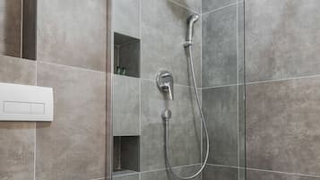 Apartamento conforto | Banheiro | Chuveiro, chuveiro com efeito de chuva, produtos de toalete grátis