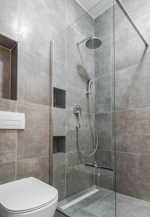 Apartemen Comfort | Kamar mandi | Shower, pancuran hujan, perlengkapan mandi gratis, dan pengering rambut