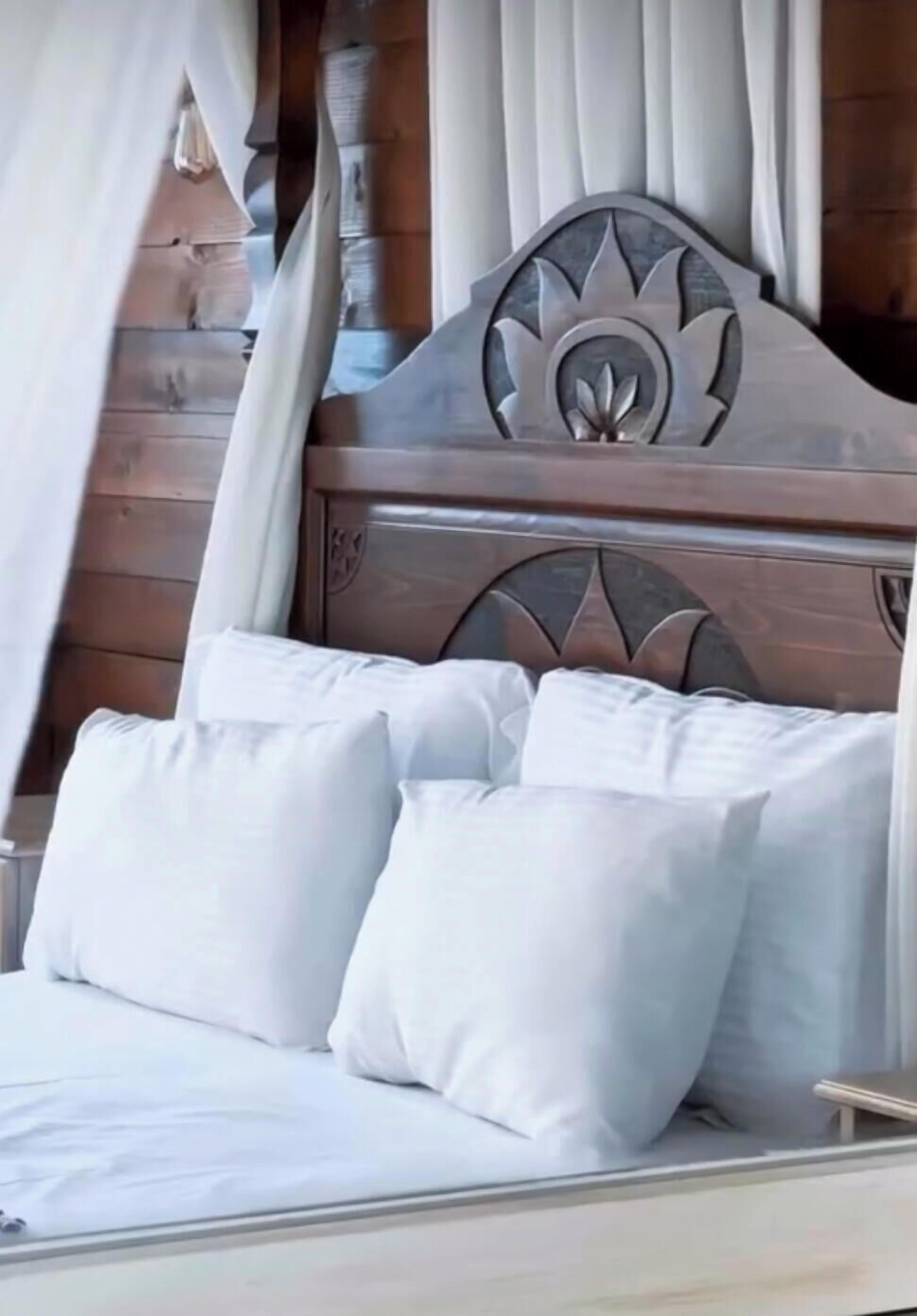 Quarto lua de mel | Roupas de cama premium, escrivaninha, Wi-Fi de cortesia