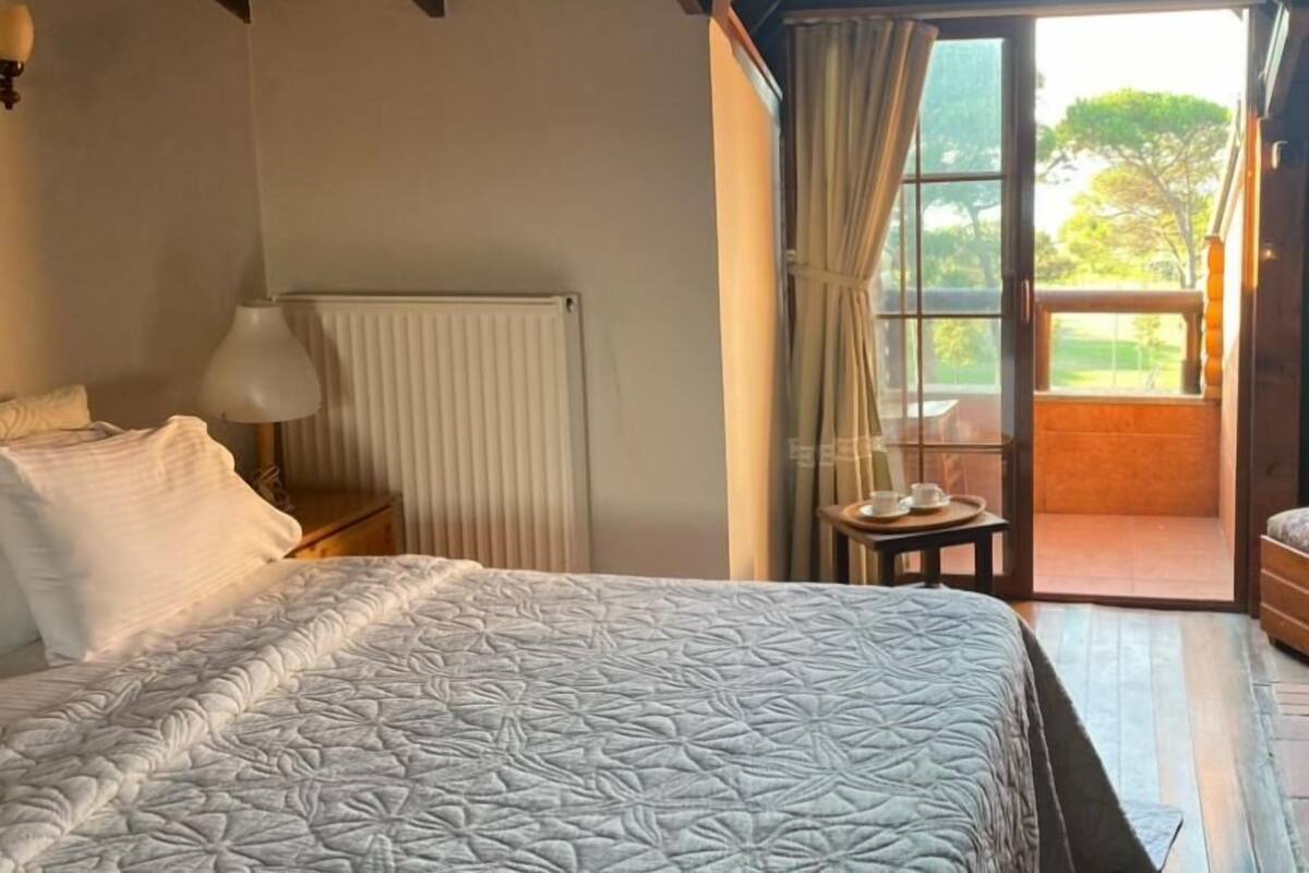 Premium bedding, desk, free WiFi